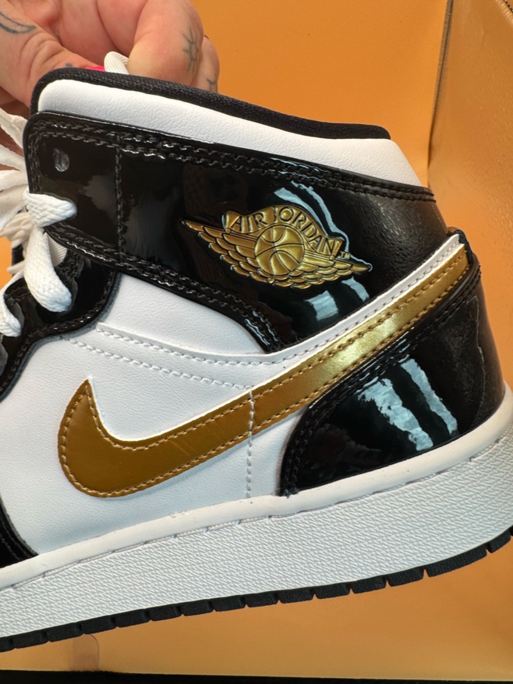 Nike Air Jordan 1 Mid SE Black Gold Patent Women’s 7 (5.5Y) Worn Once - Picture 7 of 16